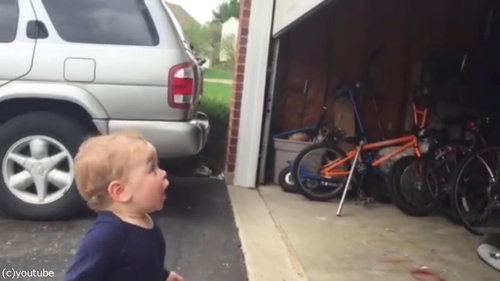 自動シャッターに興奮する赤ちゃん04