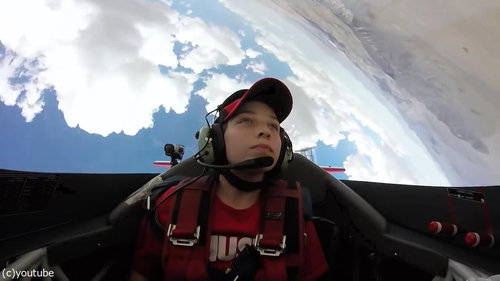 宙返り飛行中に気を失う少年01