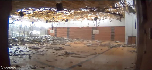 トルネードが体育館を破壊05