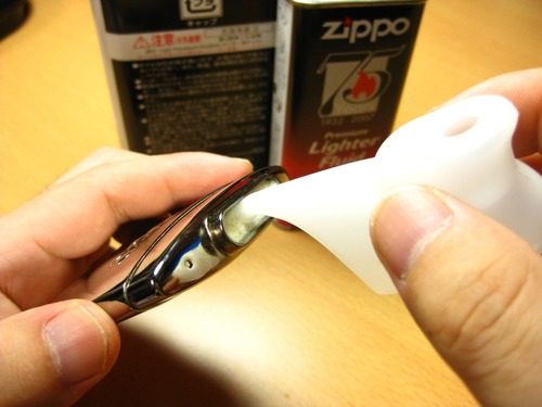 ZIPPOオイルを注入