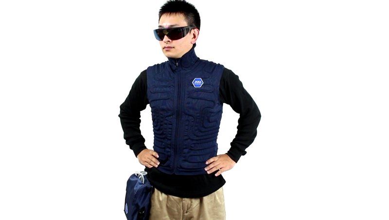 宇宙を感じる！？JAXAブランドの水冷服を着てみた！ : GUN DOLL