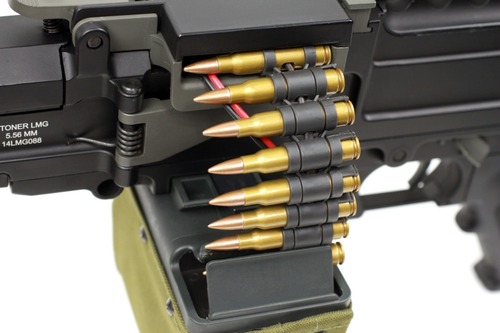 ケーブルが目立つ