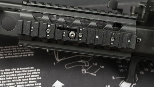 ネジを締めてRISハンドガードを固定