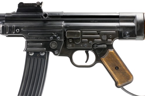 プレス加工の素朴で無骨な雰囲気