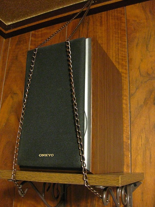 落下防止のためチェーンを付けて固定