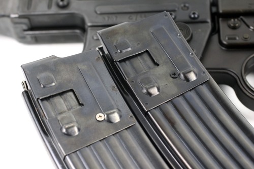 ネジの色が違う