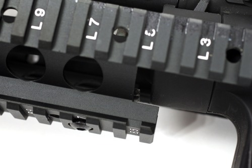 アウターバレルの溝にフィットするようにはめ込み