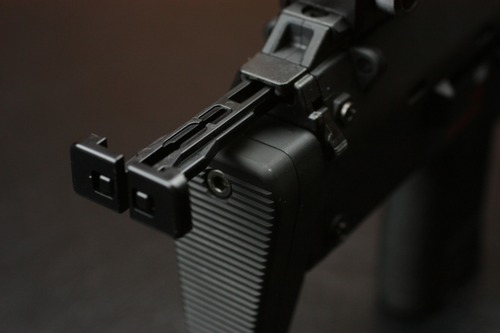 チャージングハンドル