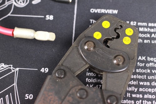 圧着ペンチで端子を取り付け