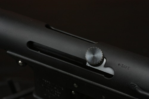 コッキングをロックするとセーフティがかかる