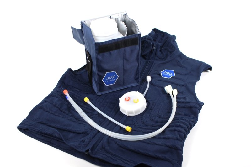 宇宙を感じる！？JAXAブランドの水冷服を着てみた！ : GUN DOLL