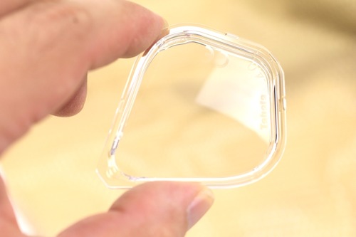 レンズは樹脂製