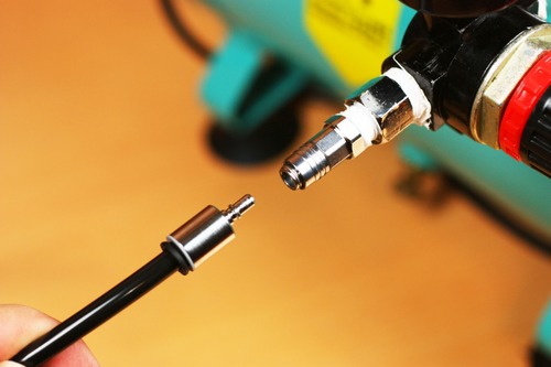 マイクロカプラーなので通常のエアコンプレッサーには繋がらない