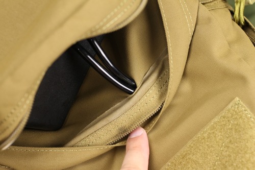 穴を開けてチューブを通す