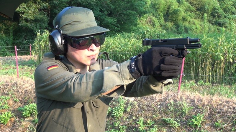 宇宙を感じる！？JAXAブランドの水冷服を着てみた！ : GUN DOLL