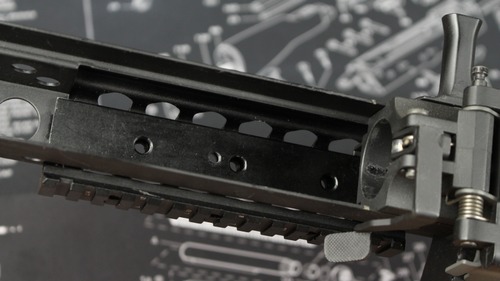 板状のパーツを上側から置く