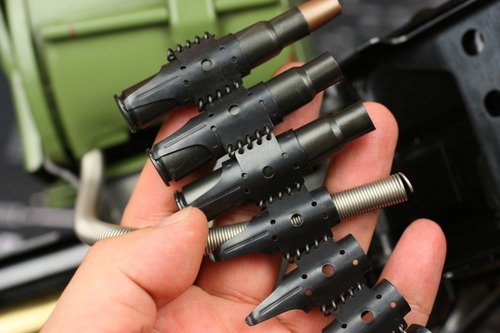 ベルトリンクの端から4番目に密着バネを通す