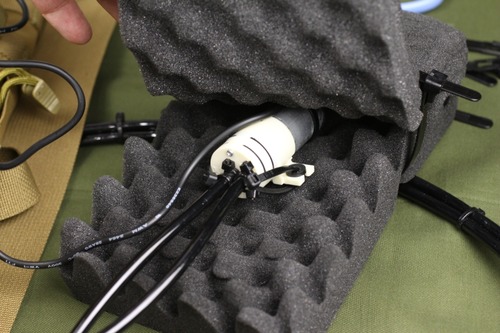 緩衝材に挟み込む