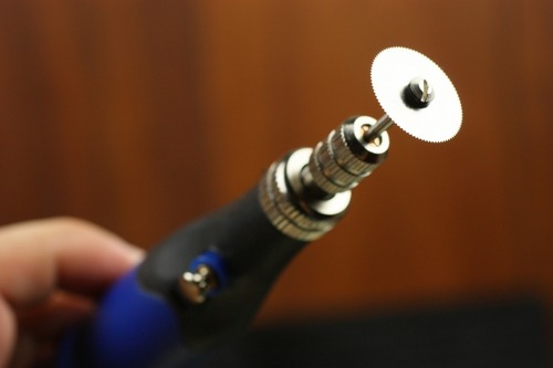 カットはリューターにのこぎり刃をつけて