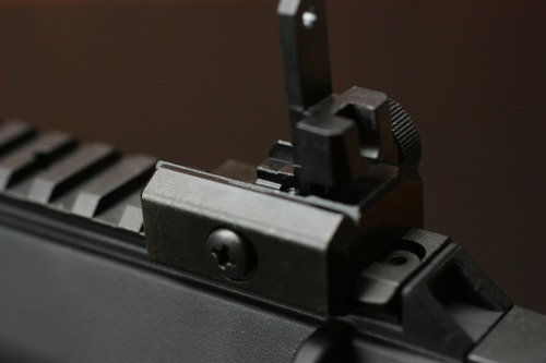 プラスドライバーで取り外せる