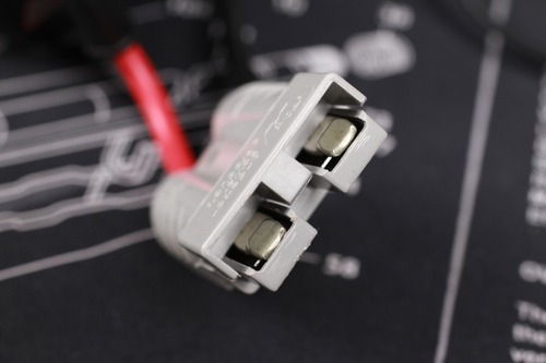 ソケットに端子を押し込む