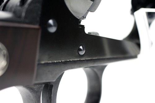 ネジやピンが衝撃で緩む