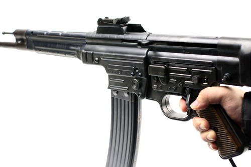 ストロークが実銃と比べて短い