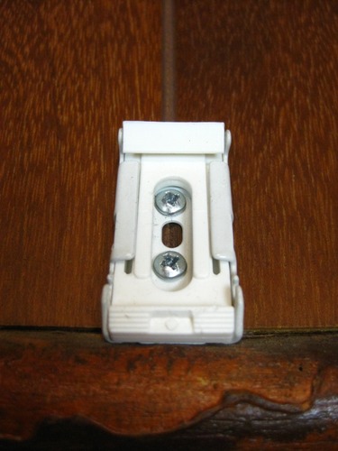 固定具を木ねじで固定