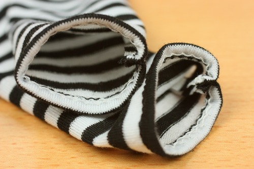 見える服だと縫い目を隠す必要がある