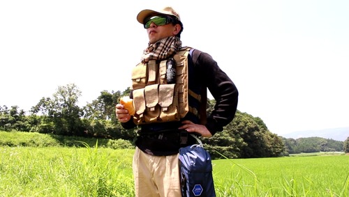 パンをバクバクとほおばる