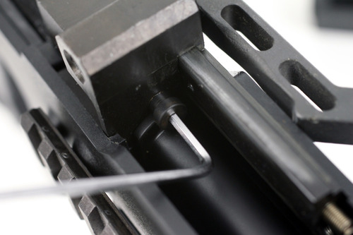 六角レンチでネジを解く