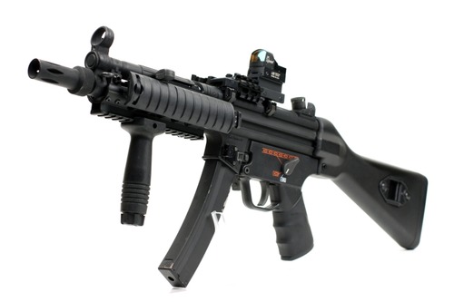 ノーマル電動ガンとは思えないほど剛性がアップ