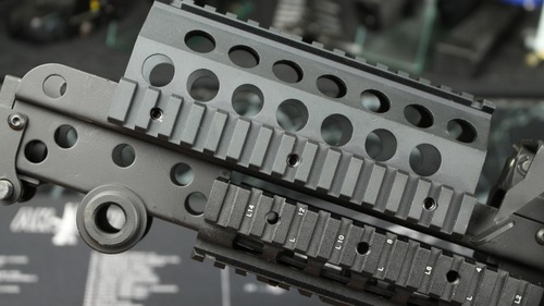 ネジ穴にイモネジを差込み締め付ける