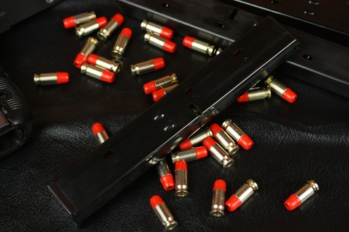 装弾数18発と実銃より2発少ない
