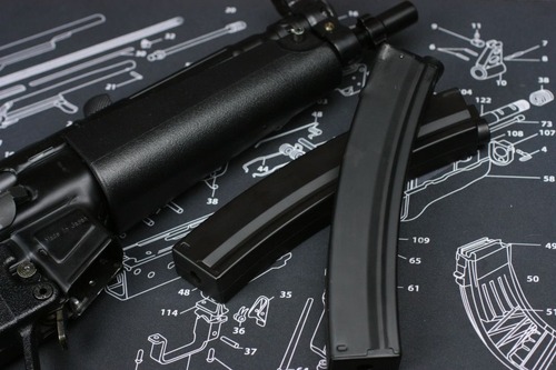 マガジンは東京マルイ電動ガン互換