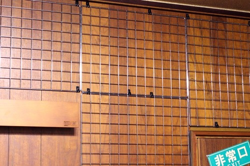 一面のメッシュパネル