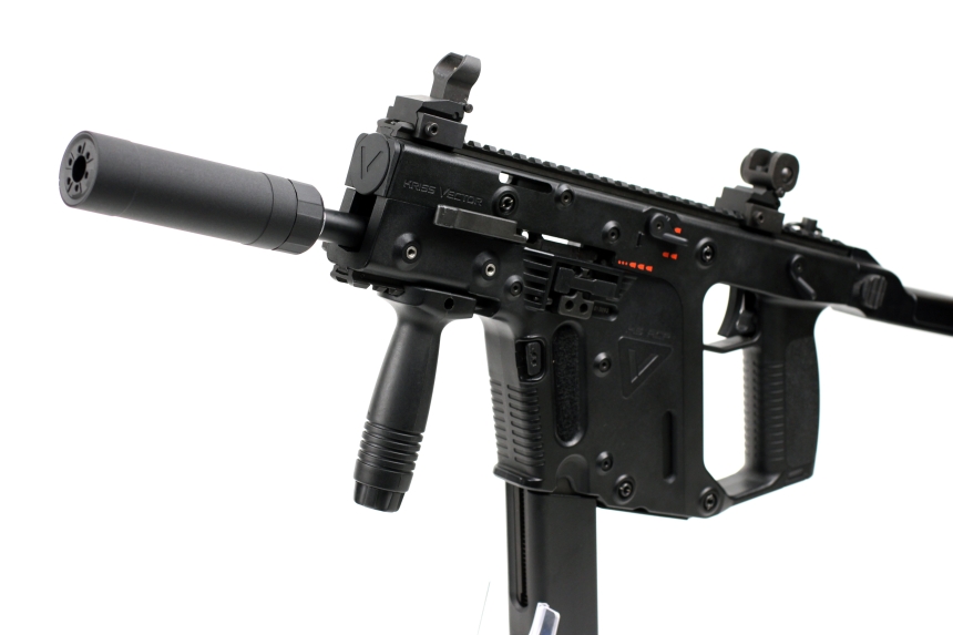 KSC KRISS VECTOR SMG用に16mm正ネジ対応サプレッサーを取り付け