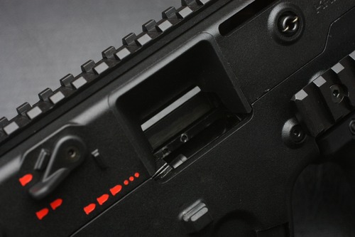 エジェクションポートから覗くボルトはなんと斜めに