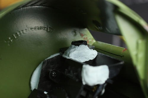 パテで送弾口に固定