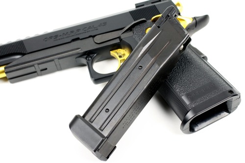 ダブルカラムマガジンを採用