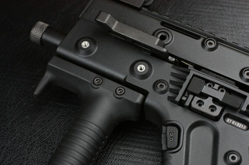 左側の横にはレールがないが取り付け用の穴はある