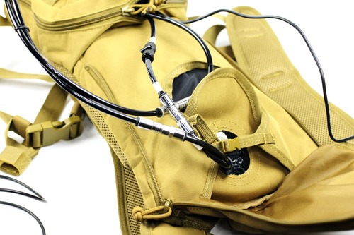 バッグに穴を開けてUSBケーブルを内部に通す