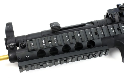 付属のネジで固定