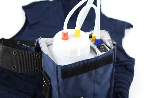 チューブを同じ色のソケットにネジ込み