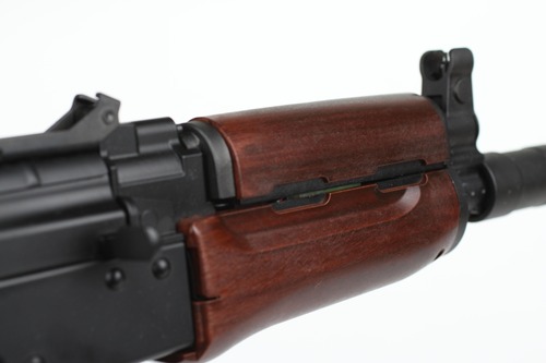 隙間から見えるコネクターが・・・