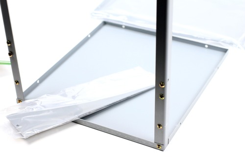 フレームをネジで固定していくだけ