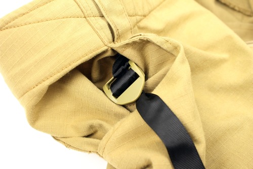 ベルトを留め具に通して引っ張る