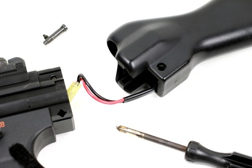 純正のストックを外し