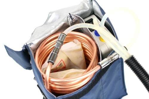 保冷剤を放り込む