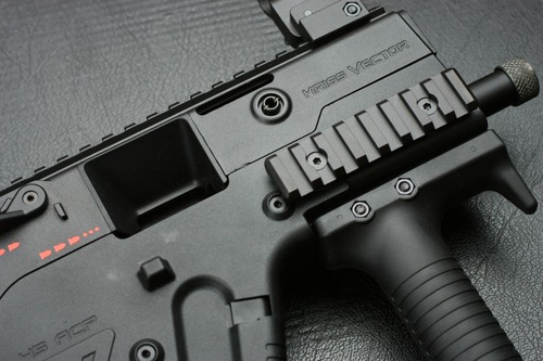 右側面にはレール装備